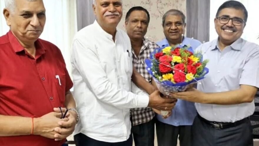 सेवा के संकल्प में ट्रस्ट: बोकारो वेलफेयर ट्रस्ट ने डीसी से की मुलाकात, जरूरतमंद परिवारों को बांटे चेक