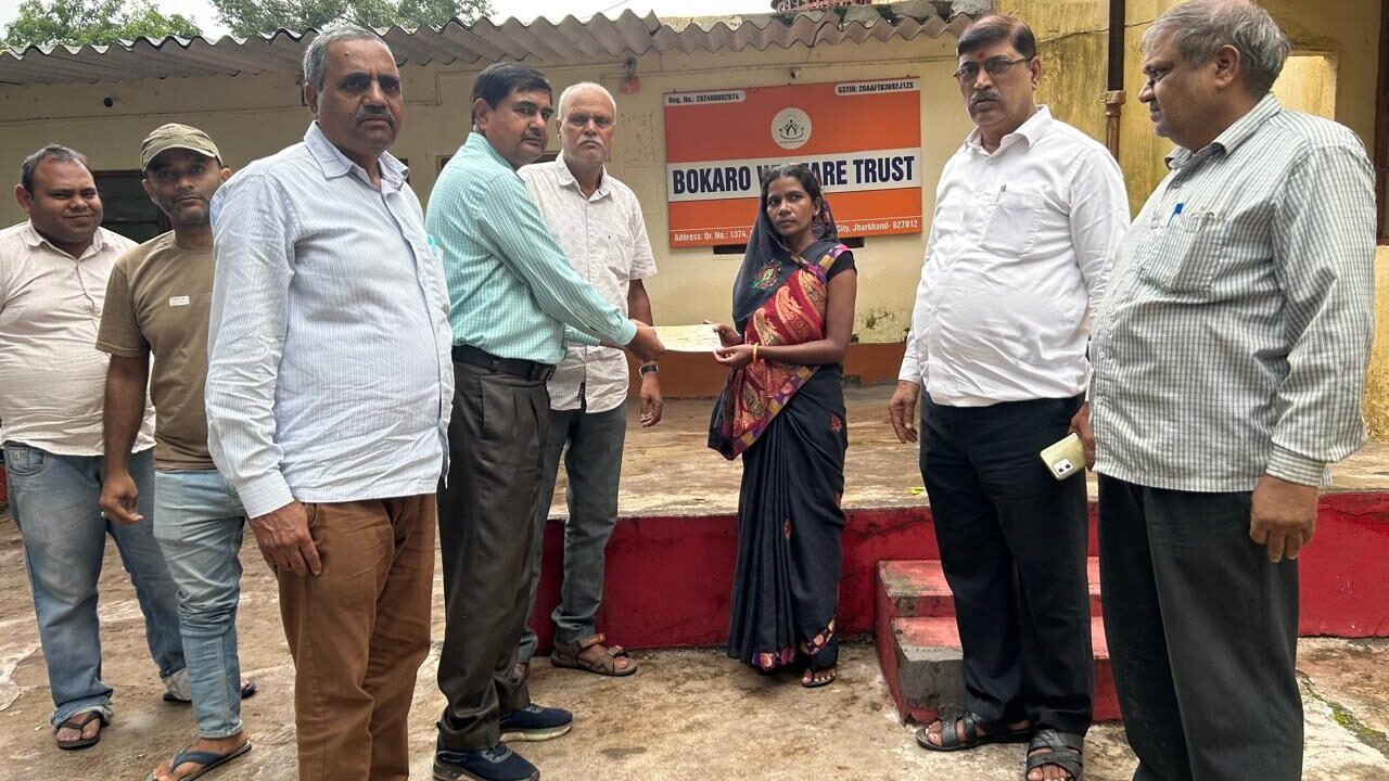 सेवा के संकल्प में ट्रस्ट: बोकारो वेलफेयर ट्रस्ट ने डीसी से की मुलाकात, जरूरतमंद परिवारों को बांटे चेक