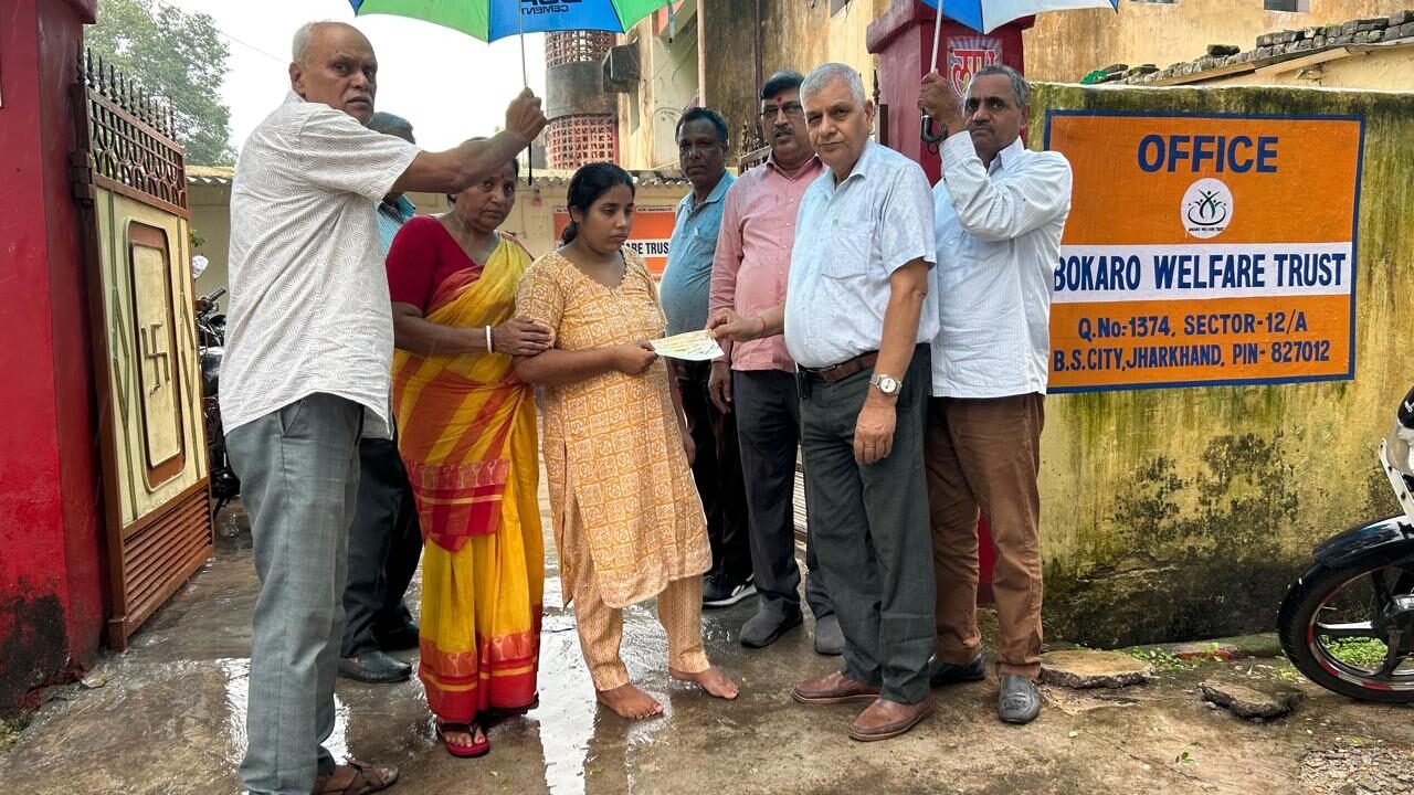 सेवा के संकल्प में ट्रस्ट: बोकारो वेलफेयर ट्रस्ट ने डीसी से की मुलाकात, जरूरतमंद परिवारों को बांटे चेक